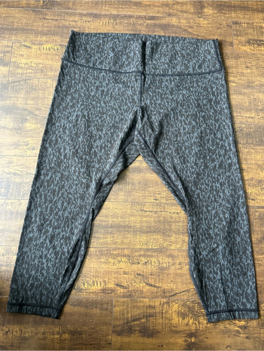 Lululemon - Black Dark Print Leggings